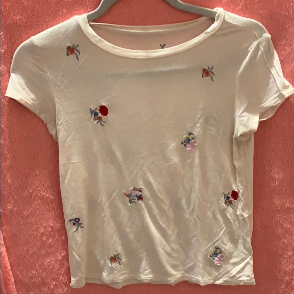 Short sleeve shirt. embroidered flowers